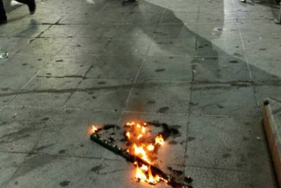 Εκλογές 2012: Έκαψαν σημαία του ΠΑΣΟΚ στο Σύνταγμα
