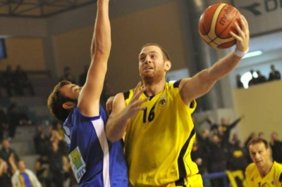 Επιστρέφουν Μάντζαρης, Σκλάβος