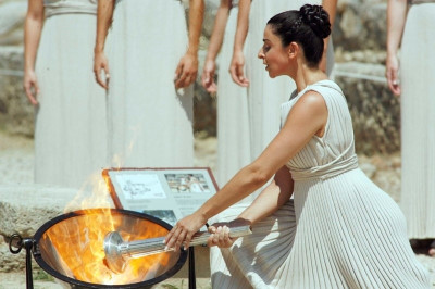 Μενεγάκη, η 10η Πρωθιέρεια στην αφή της Ολυμπιακής φλόγας