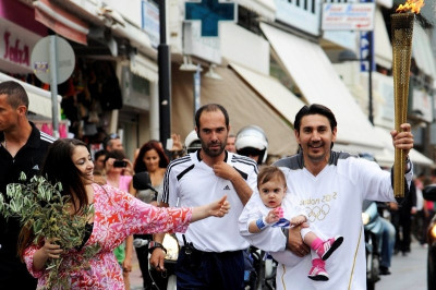 Ολυμπιακή Φλόγα: Στα χέρια του Κακλαμανάκη στο Καστελόριζο