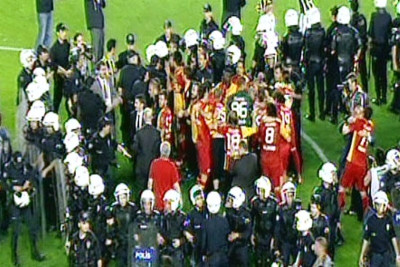 Χαμός στο «Σουκρού Σαράτσογλου» (photos+videos)