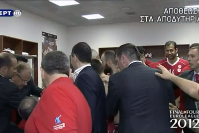 Αποθεώθηκε ο Κωνσταντίνος Αγγελόπουλος στα αποδυτήρια του Ολυμπιακού (video)