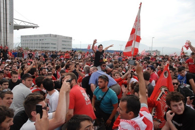 Άφιξη Ολυμπιακού: Τα τραγούδια του κόσμου (videos)