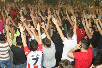 «Ερυθρόλευκοι» πανηγυρισμοί και στα Χανιά (video)