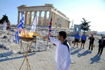 Ολυμπιακή φλόγα: Στον ιερό βράχο της Ακρόπολης η φλόγα