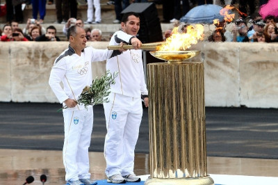 Η Ολυμπιακή Φλόγα στο δρόμο για το Λονδίνο (photos)