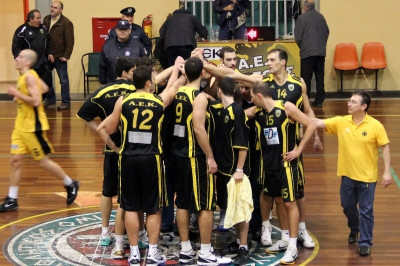 Με δέκα παίκτες η ΑΕΚ