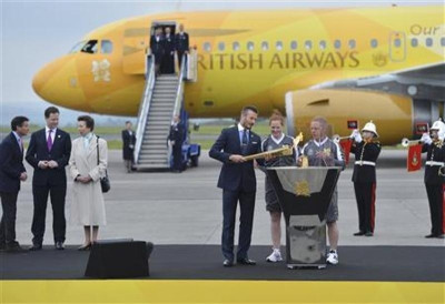 Ολυμπιακή Φλόγα: Στα χέρια του Μπέκαμ στην Βρετανία (photos)