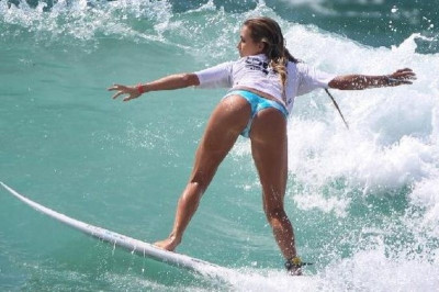 Αλάνα Μπλάνσαρντ: Το νέο, δροσερό και σέξι, βίντεο της βασίλισσας του σερφ! (photos+video)