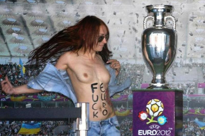 Euro 2012: Νέα επίθεση στο τρόπαιο από τη FEMEN!