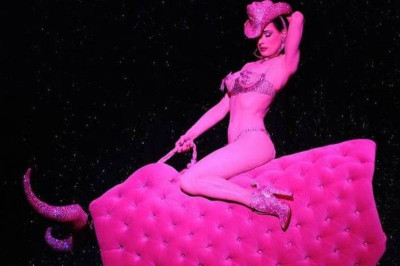 Ντίτα φον Τιζ: Βγαίνει  περιοδεία με το καυτό της strip show… κι όποιος αντέξει (photos+video)!