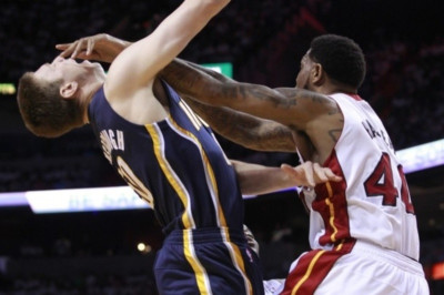 «Καμπάνες» σε Ουντόνις Χάσλεμ και Ντέξτερ Πίτμαν