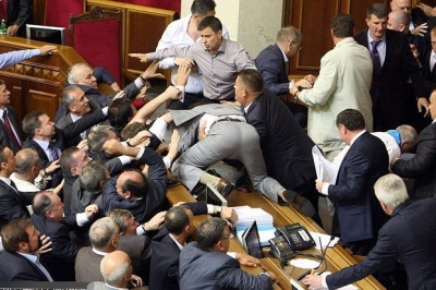 Απίστευτες σκηνές ξύλου στο κοινοβούλιο της διοργανώτριας του Euro2012 Ουκρανίας! (photos+video)