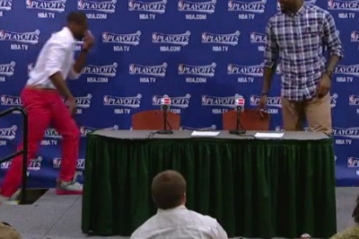 Τα γέλια του Τζέιμς για το ροζ παντελόνι του Ουέιντ (video)