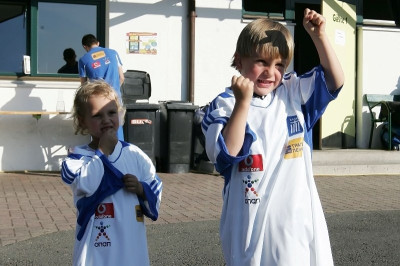 Οι διεθνείς χάρισαν από μια φανέλα σε δύο πιτσιρίκια (photos+video)