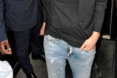 Η Kate Moss με ξεκούμπωτο φερμουάρ