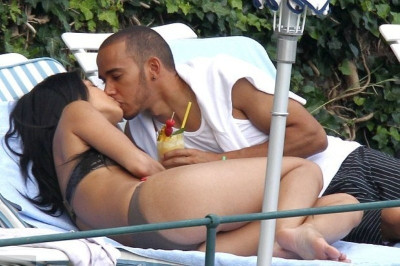 Η Νικόλ Σέρζιντζερ έχει τρελάνει με τα κουνήματά της τον Λιούις Χάμιλτον