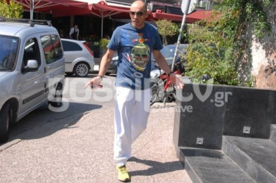 Τάκης Γκώνιας: Χαλαρή βόλτα στην Γλυφάδα