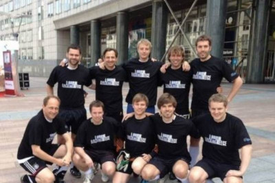 Οι Γερμανοί παίζουν...μπάλα με σύνθημα «I am back in Greece»!