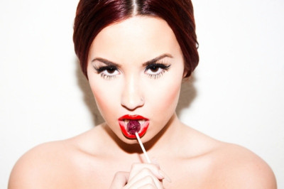 Η Ντέμι Λοβάτο μιλάει για τη βουλιμία και τους αυτοτραυματισμούς (photos+video)