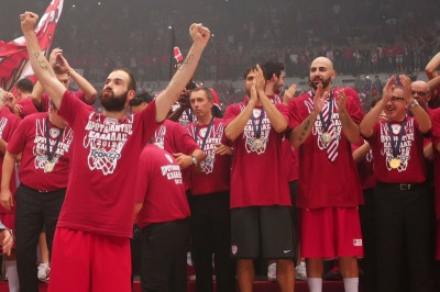 Οι «ερυθρόλευκοι» στην… αρένα της απονομής (video)