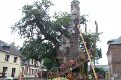 Εκκλησία κτισμένη σε δέντρο!