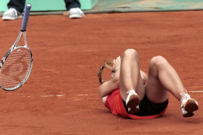 Η Τσιμπούλκοβα έκανε… χώμα την Αζαρένκα
