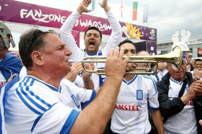 Οργανωμένη μετακίνηση Ελλήνων για το γήπεδο (videos)