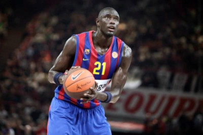 Εντόνγκ για μπακ απ του Μπουρούση θέλει η Αρμάνι