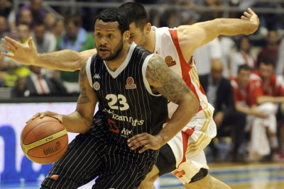 Πλήγμα με Τζέιμς στην Παρτιζάν