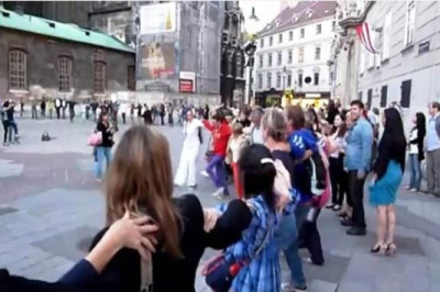 Χόρεψαν συρτάκι στο κέντρο της Βιέννης (video)