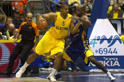 Στην Αρμάνι από τη Μακάμπι ο Χέντριξ