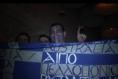 Οι Πολωνοί αστυνόμοι... χάζευαν το ελληνικό γλέντι (video)