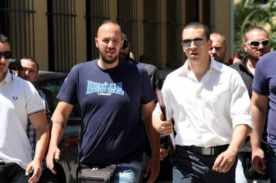 Ο Ηλίας Κασιδιάρης στη ΓΑΔΑ για να πάρει άδεια οπλοφορίας