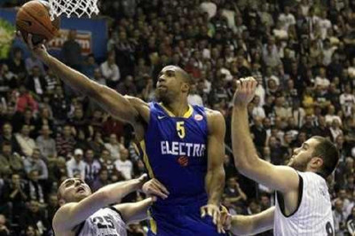 Υπέγραψε στην Αρμάνι ο Χέντριξ