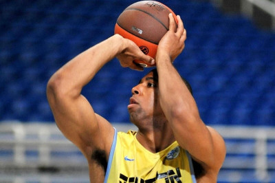 Επίσημα στην Αρμάνι ο Χέντριξ!