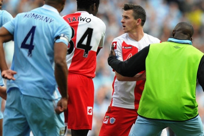 Πρόστιμο και αφαίρεση αρχηγίας στον Μπάρτον