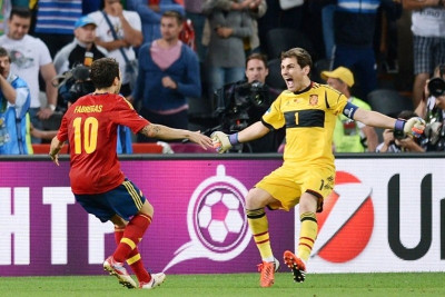 Euro 2012: Τα λόγια του Φάμπρεγκας στην μπάλα (video)