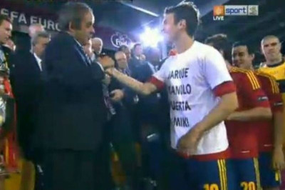 Το μπλουζάκι του Φάμπρεγας για τους νεκρούς