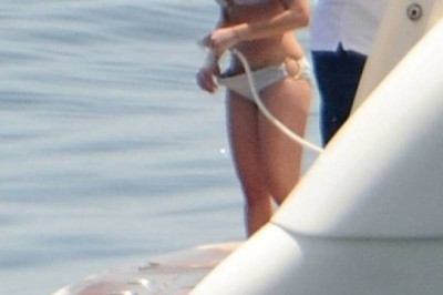 Απολαμβάνει το... ντους της! (photos)