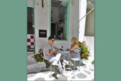 Χατζηγιάννης-Μακρυπούλια καφεδάκι στη Πάρο (photos)