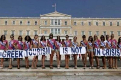 Πόζαραν με μαγιό μπροστά στη Βουλή!