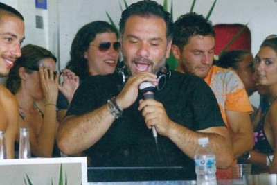 Ο Γρηγόρης στο… beach bar του στη Νάξο!