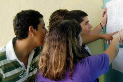 Βάσεις 2012: Με κάτω από 10 στα ΑΕΙ και 5 στα ΤΕΙ