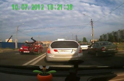 Μεθυσμένος γλιτώνει από θαύμα (Video)