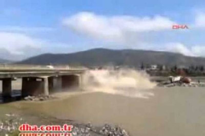 Κατέρρευσε γέφυρα στην Πόλη