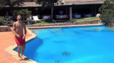 Σκοράρει και στην... πισίνα ο Φάμπρεγκας! (video)