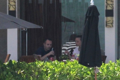 Ο μήνας του μέλιτος καλά κρατεί για Ινιέστα (photos)