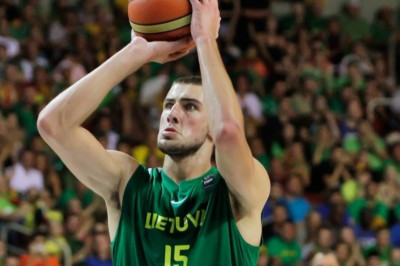 «Έκλεισαν» Γιόνας Βαλαντσίουνας οι Ράπτορς