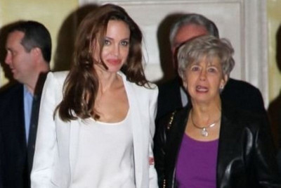 Angelina Jolie: Γιατί είναι έξαλλη με την μητέρα του Brad Pitt